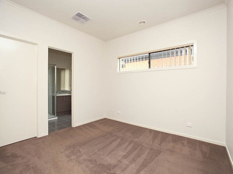 27 Aberfeldie Way, Caroline Springs - Thumbnail 6