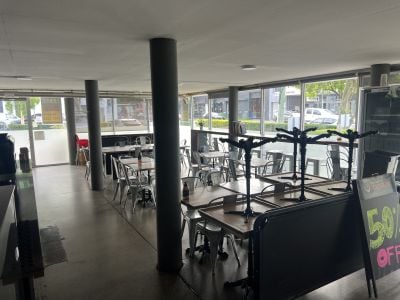 PROMINENTLY LOCATED INDUSTRIAL WITH FULLY FITTED CAFE!