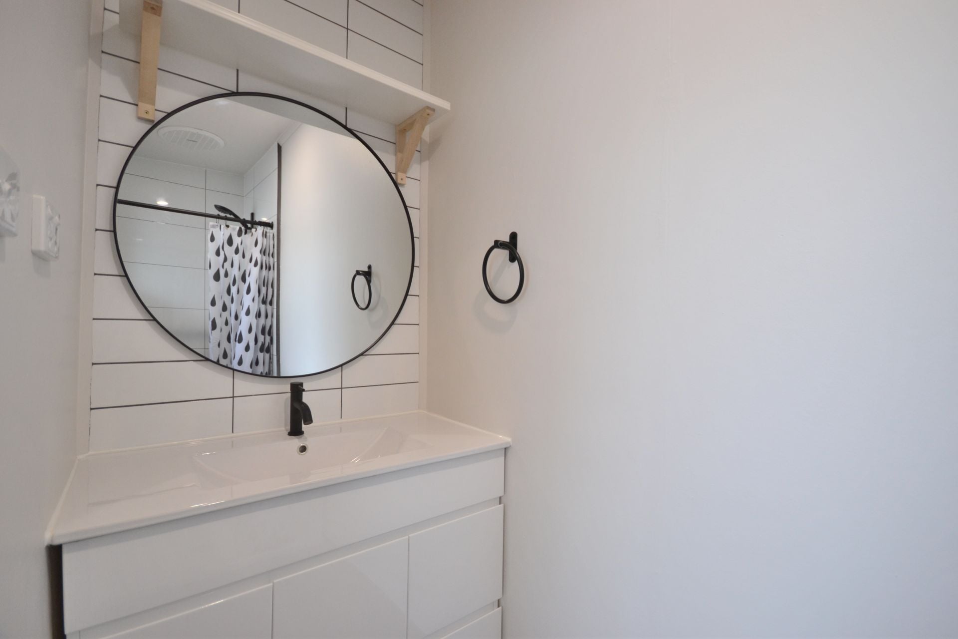 CAPTIVATING MODERN VICTORIAN WITH THE 
