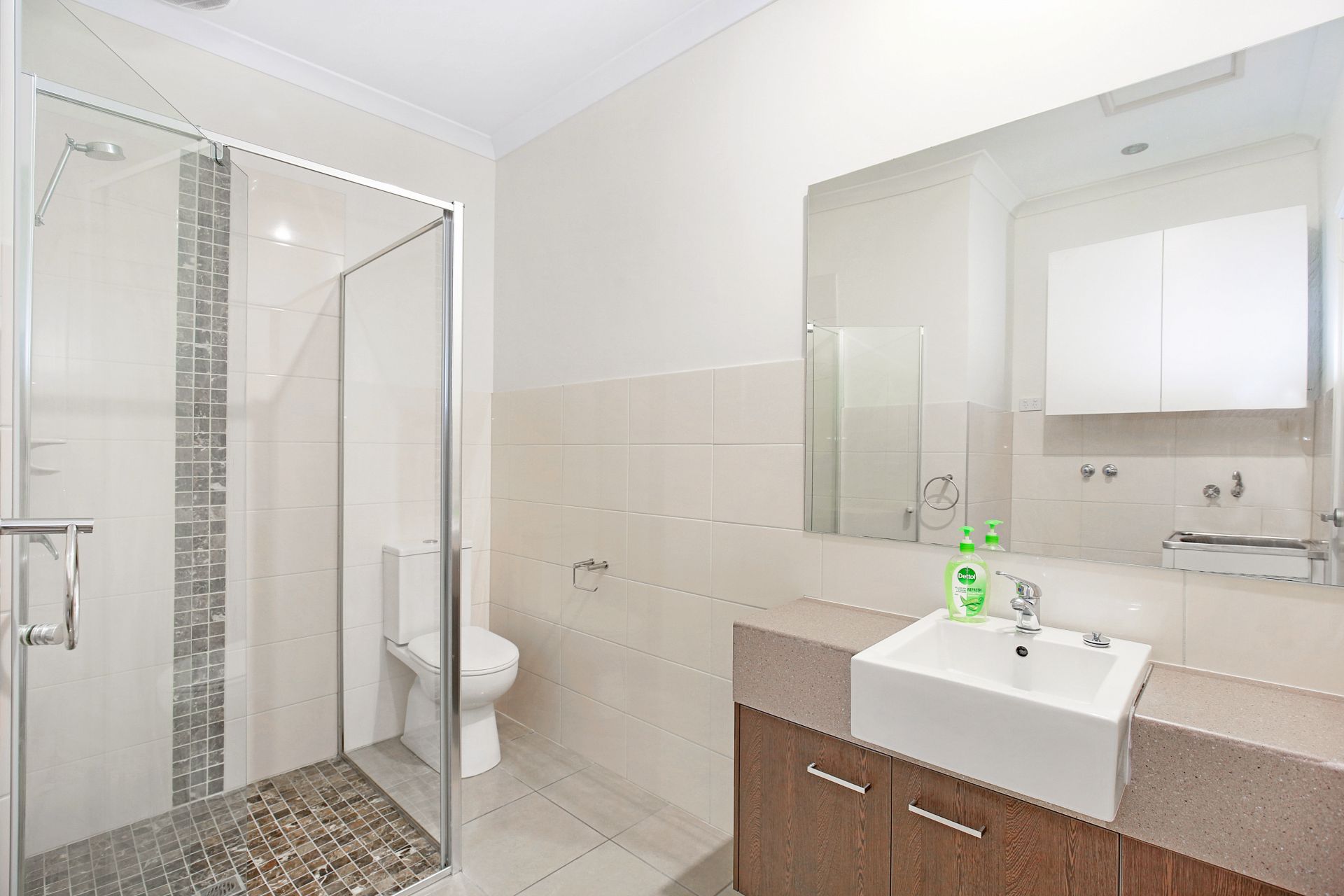 MODERN IN AN IDEAL LOCATION