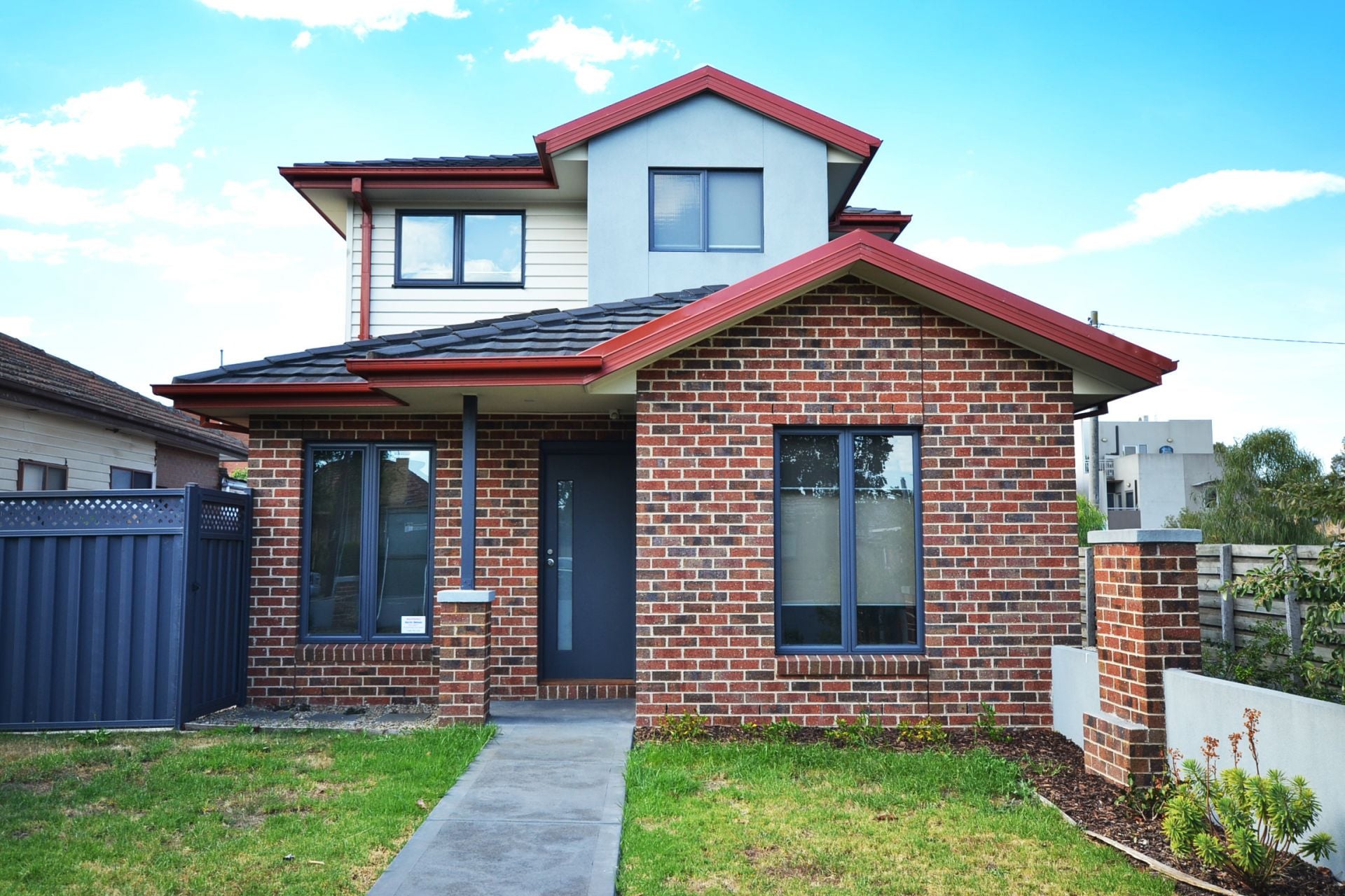 CONTEMPORARY LIVING & FABULOUS LOCATION