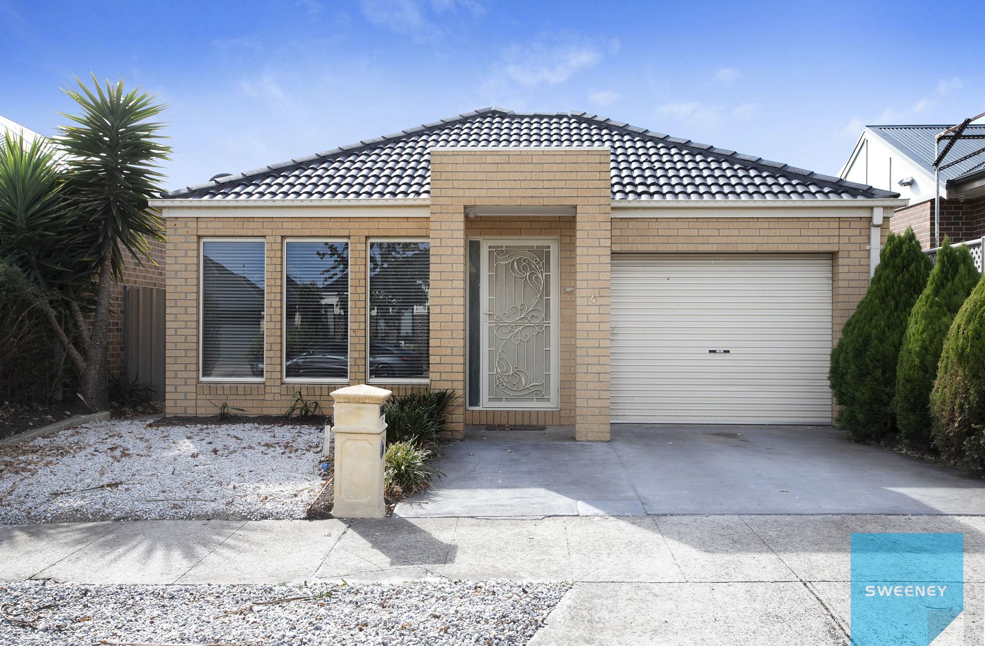 4 Glen Drouitt Drive, Caroline Springs - Thumbnail 2