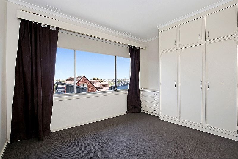 Two Bedroom Apartment in Quiet Street!