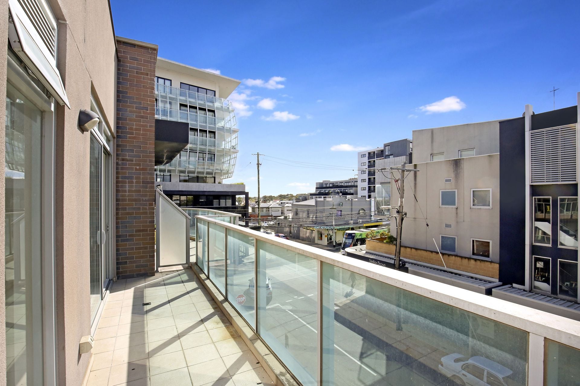 Light and Bright 2 Bedroom Apartment in Convenient Location