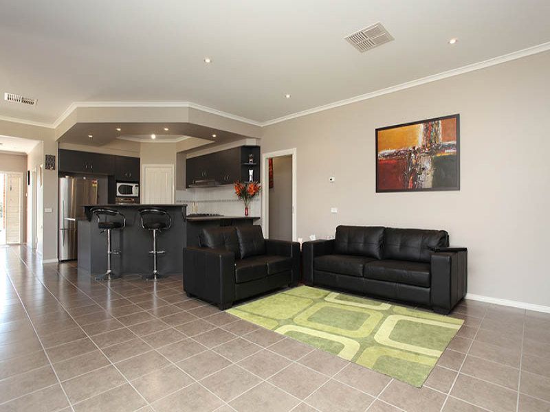1 Hascombe Drive, Caroline Springs - Thumbnail 7