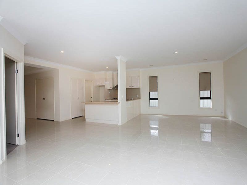 28 Hunts Cross Way, Caroline Springs - Thumbnail 4