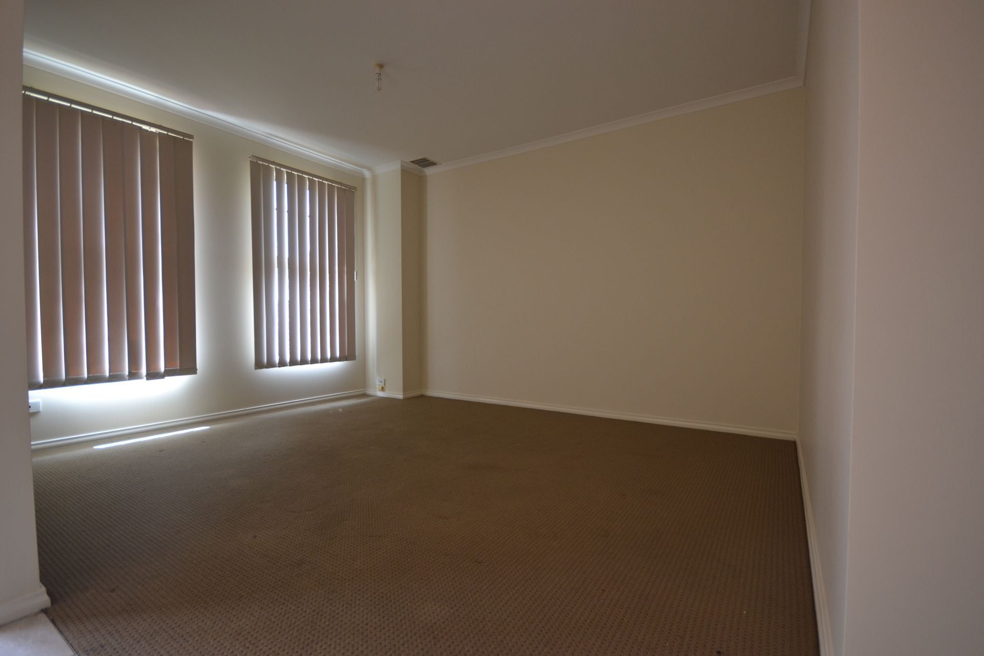 WITHIN WALKING DISTANCE TO SHOPS, TRAIN & BUS
