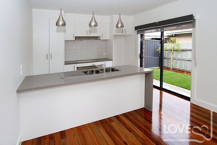 BRAND NEW CONTEMPORARY CHIC