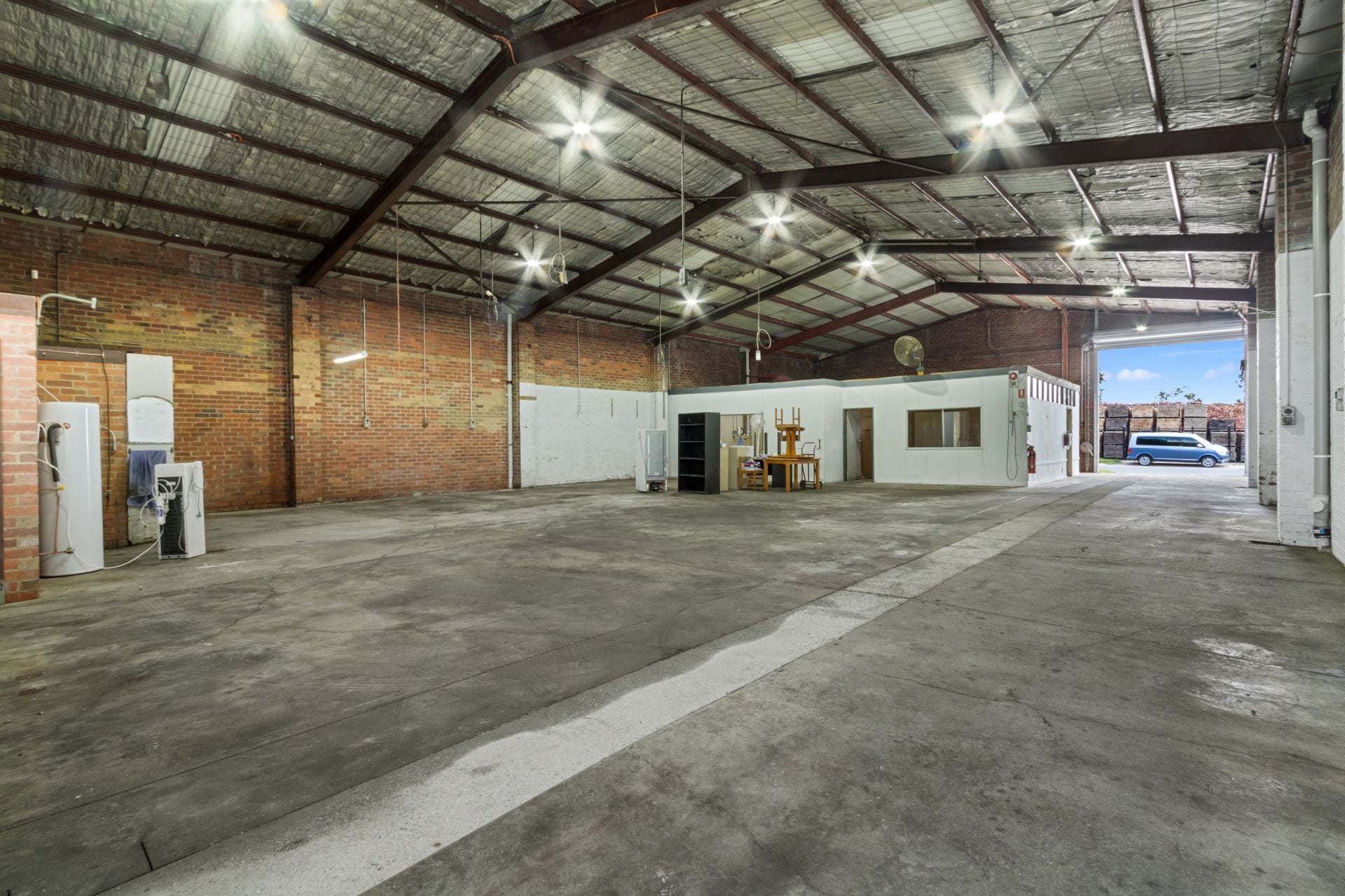 SECURE FREESTANDING WAREHOUSE IN CENRAL LOCATION