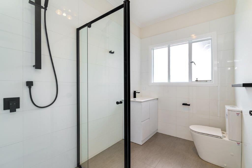 Renovated 6 bedroom home and Bungalow ! The space and options are endless! Ready for Lease!!