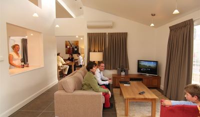 BEAUTIFULLY PRESENTED ACCOMMODATION COMPLEX FOR SALE - 10 ACRES - 4KM FROM REGIONAL CENTRE - THE ULTIMATE TREE CHANGE