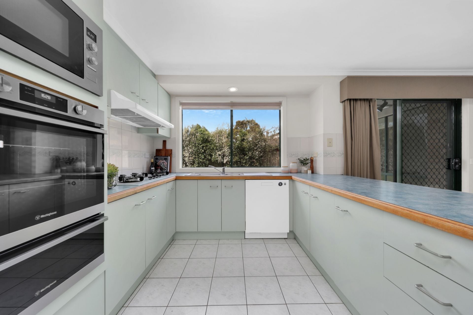 Spacious Family Living Close To Westfield & Station