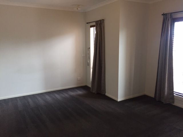SPACIOUS 4 BEDROOM HOME -  WALK TO SCHOOLS & SHOPS