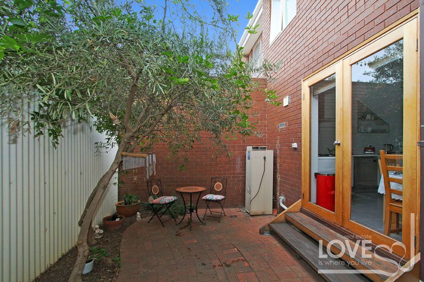 IMMACULATELY PRESENTED WITH THREE BEDROOMS