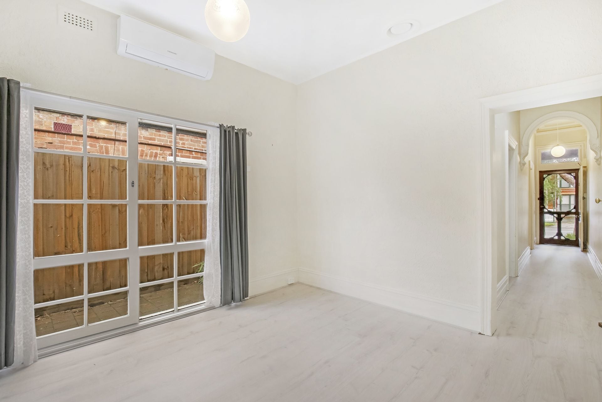 CLASSIC BRICK TERRACE IN GREAT LOCATION
