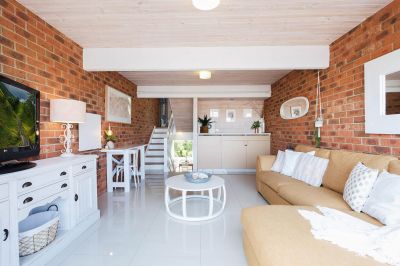 LIVE THE HOLIDAY LIFE STYLE