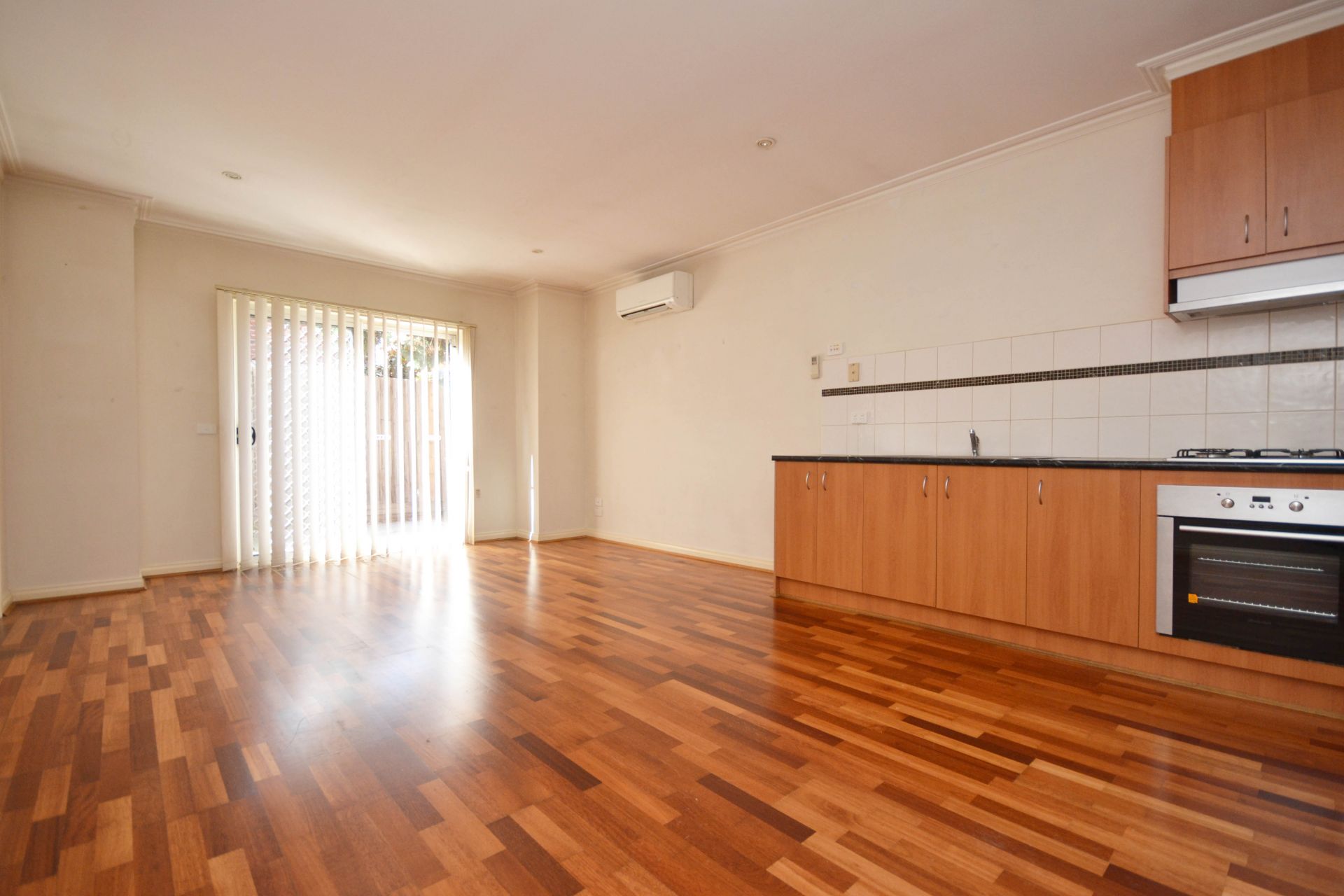 TOP TOWNHOUSE IN TRENDY THORNBURY