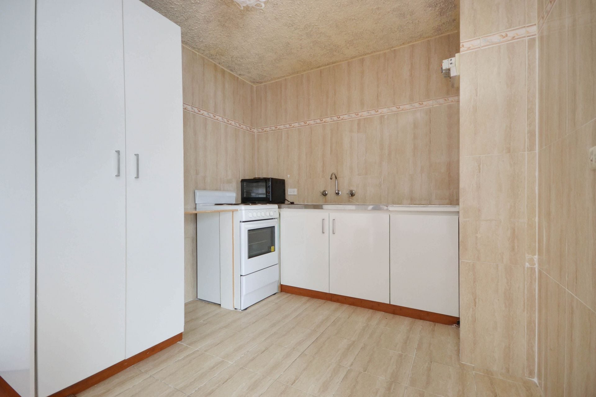 WALKING DISTANCE TO HIGH STREET!