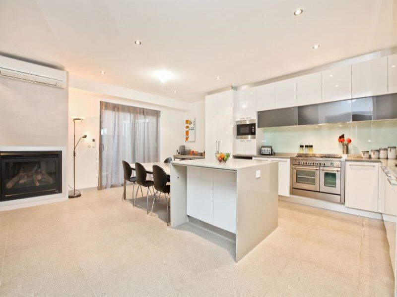 28 Brunton Avenue, Caroline Springs - Thumbnail 4