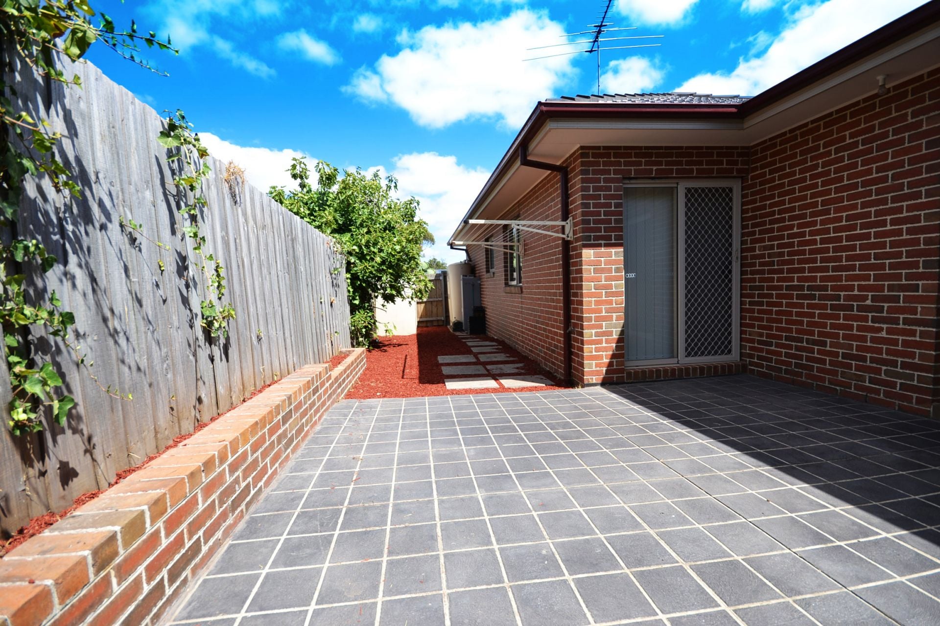 BRIGHT, SPACIOUS & IMMACULATLEY PRESENTED