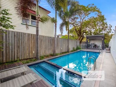 WOOLLOONGABBA OFFICE PENTHOUSE!