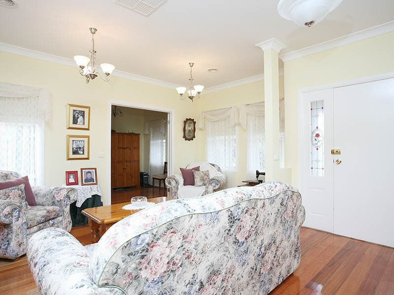 10 Scarvell Crescent, Caroline Springs - Thumbnail 6