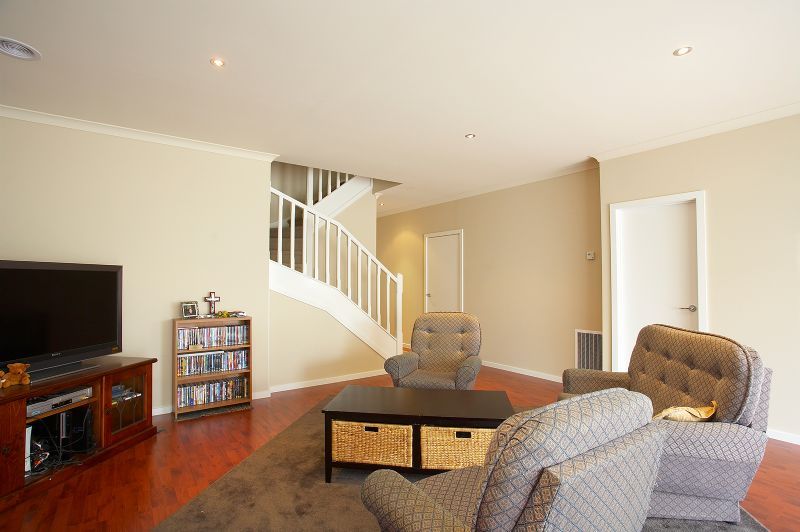 9 Holland Court, Maidstone - Thumbnail 3