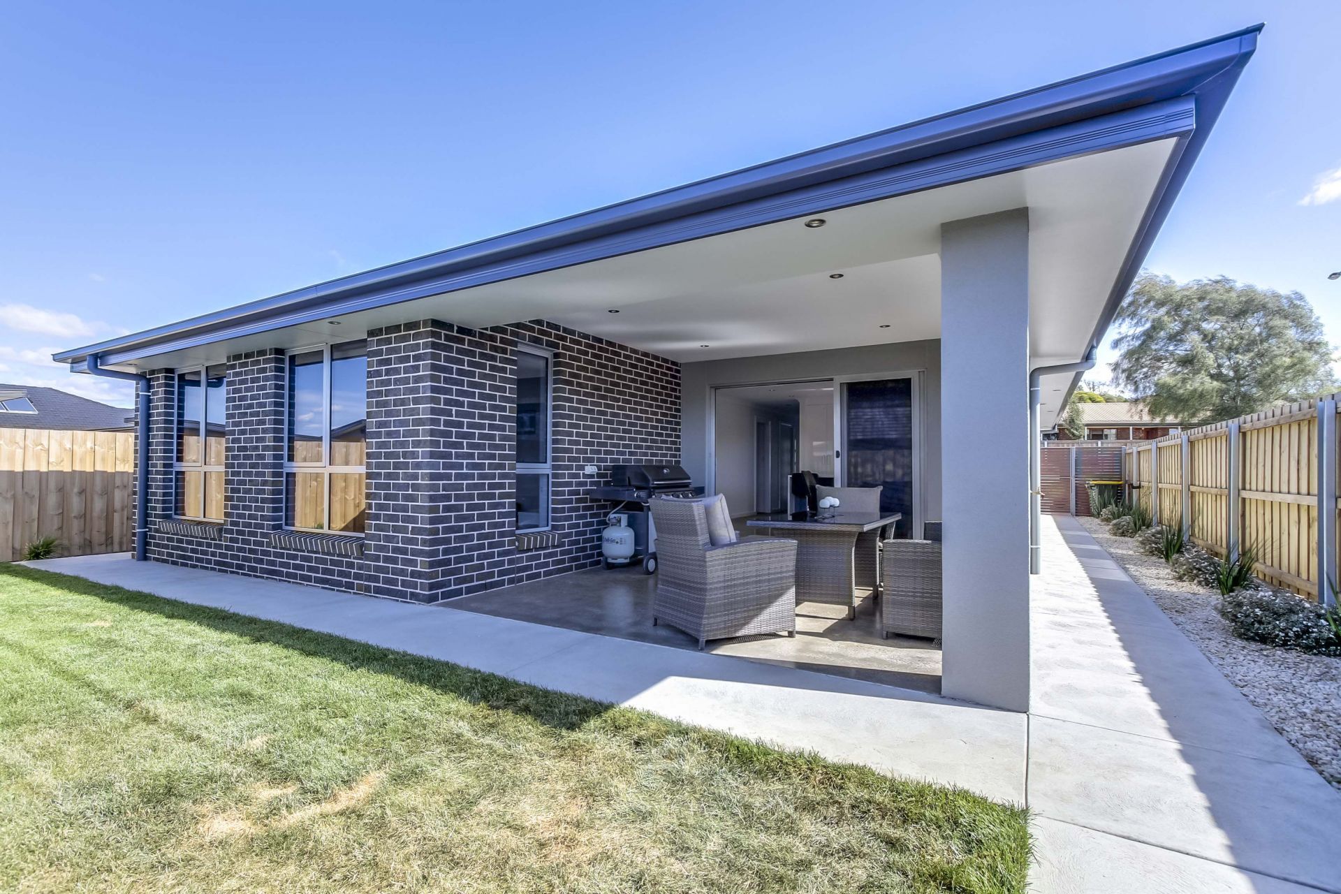 9 Riverbank Place RIVERSIDE, Riverside - Thumbnail 3