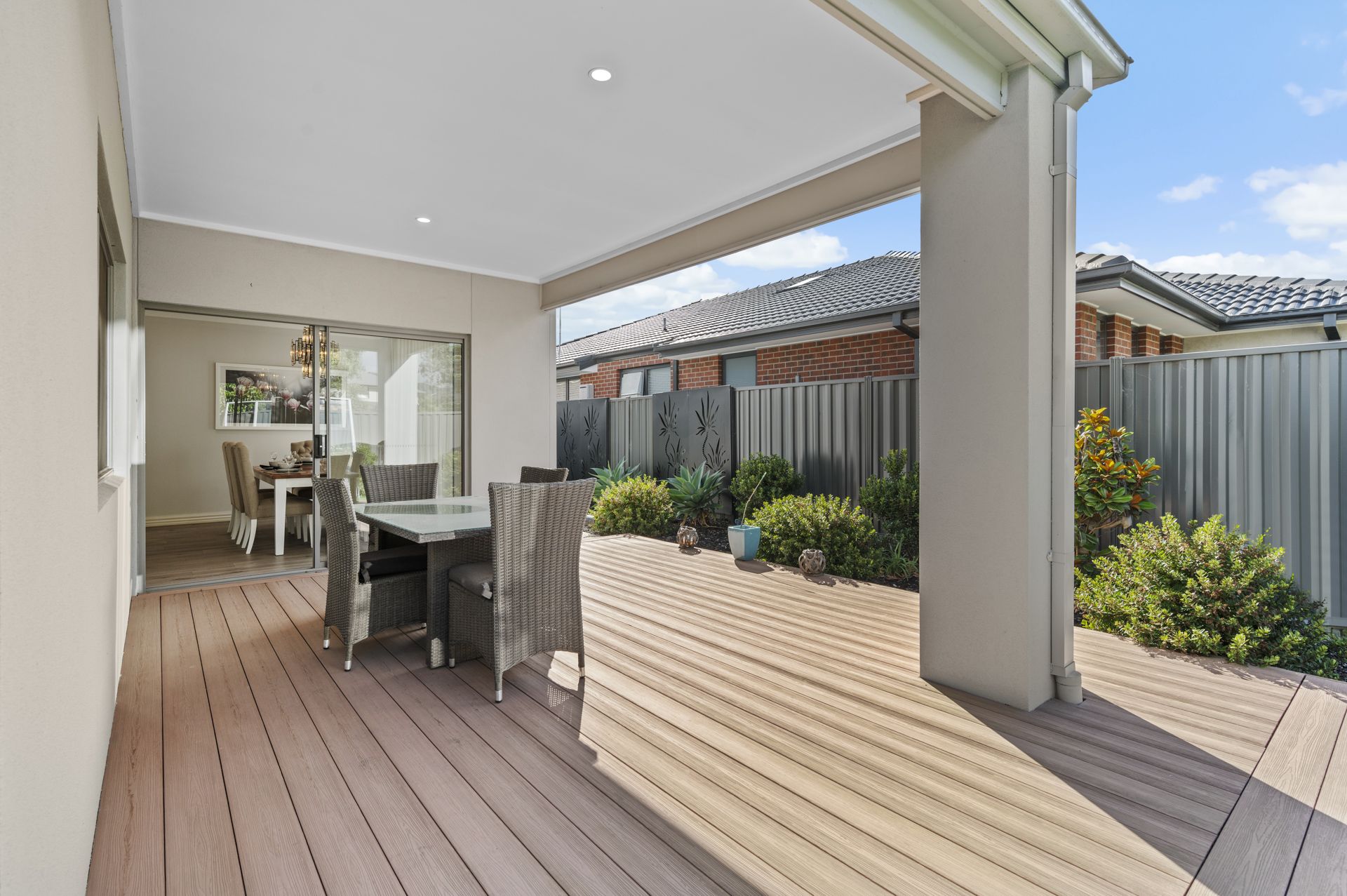 FULLY FURNISHED EX DISPLAY FAMILY HOME