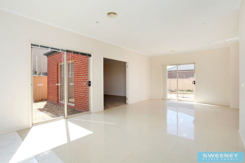 12 Gairdners Pass, Caroline Springs - Thumbnail 4
