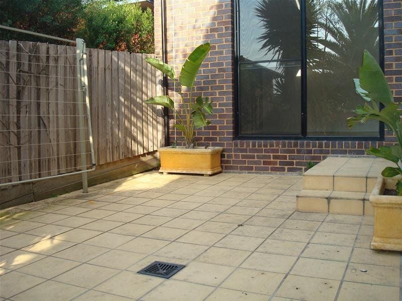 Two Bedroom Ivanhoe Townhouse!