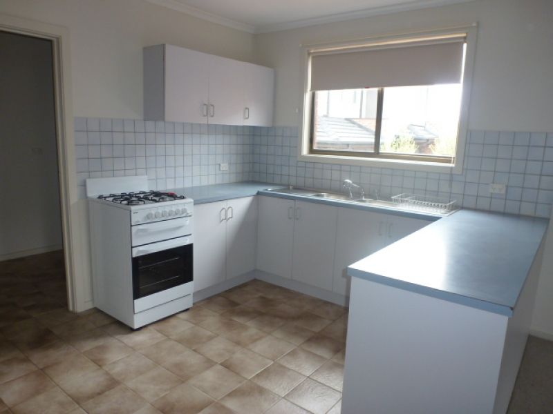 1/1 Hobbs Crescent, Reservoir