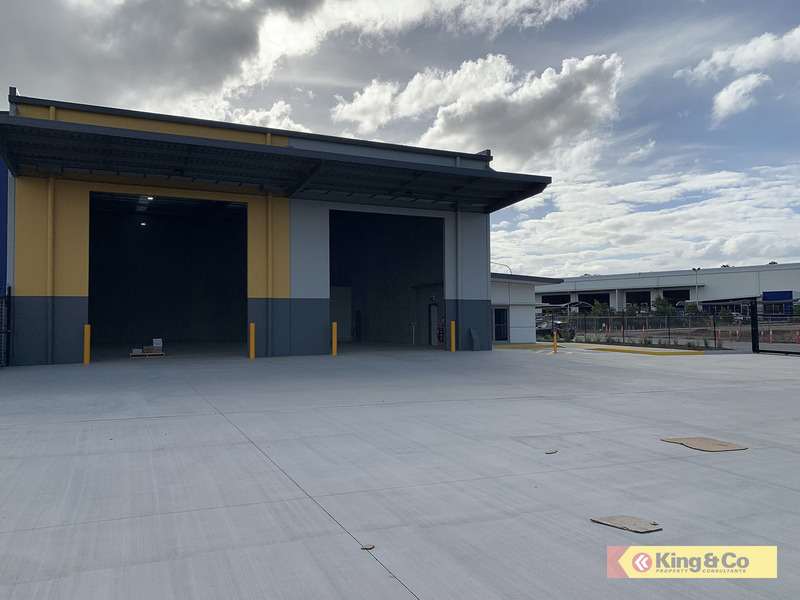 BRAND NEW FREESTANDER WITH EXCLUSIVE YARD