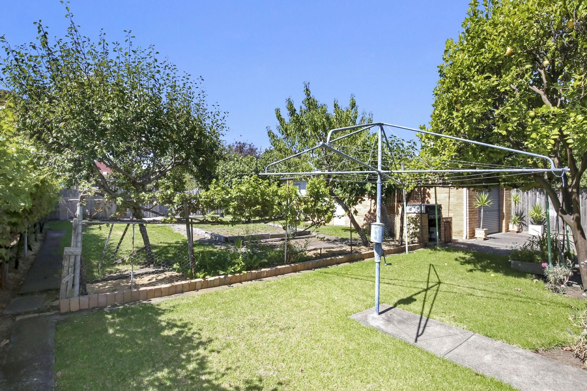 PICTURE PERFECT !!!  ***GARDENER INCLUDED***