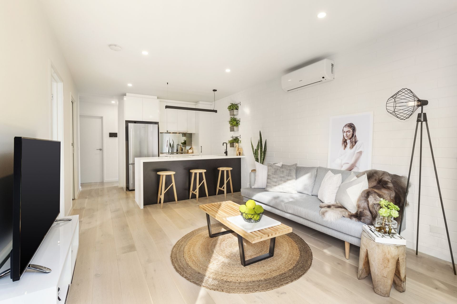 Luxury Living With Envious City Views Close to High Street!