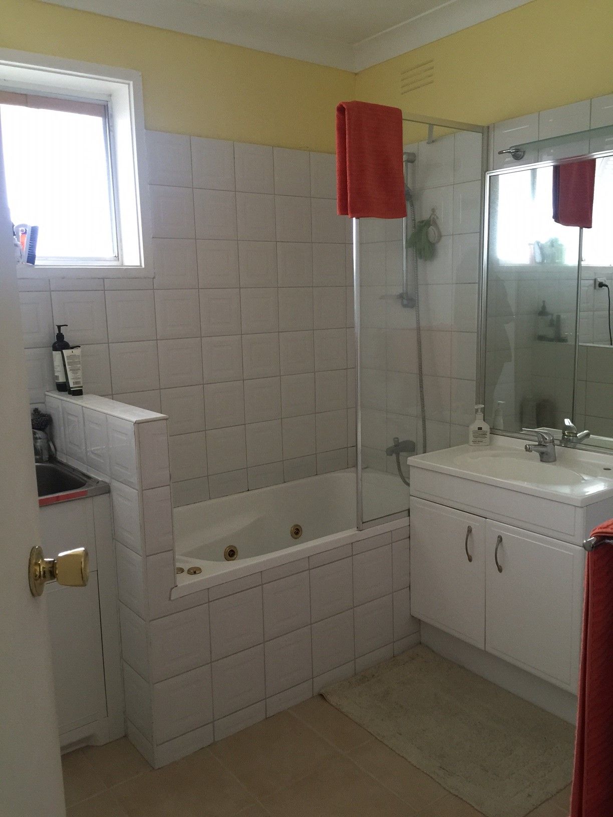 COMFORTABLE AND CONVENIENT REFURBISHED 2 BEDROOM APARTMENT.