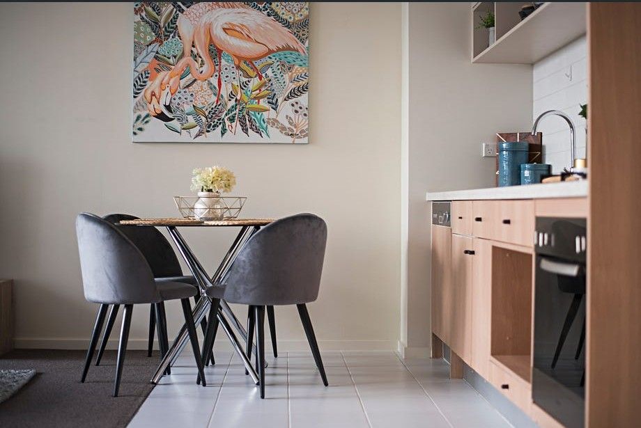 LIGHT-AND-BRIGHT APARTMENT LIVING