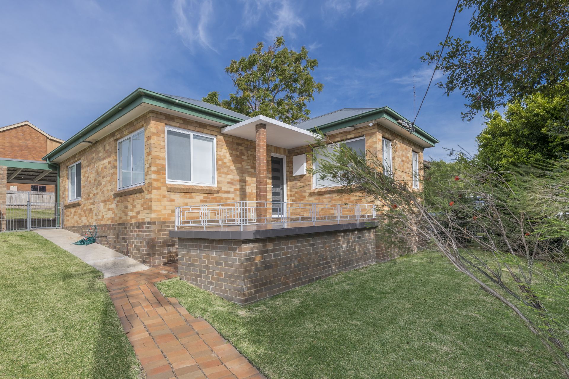 Low Maintenance & Beautifully Renovated on East Side Corner Block with R3 Zoning, Low Maintenance & Beautifully Renovated On East Side Corner Block With R3 Zoning - Thumbnail 4