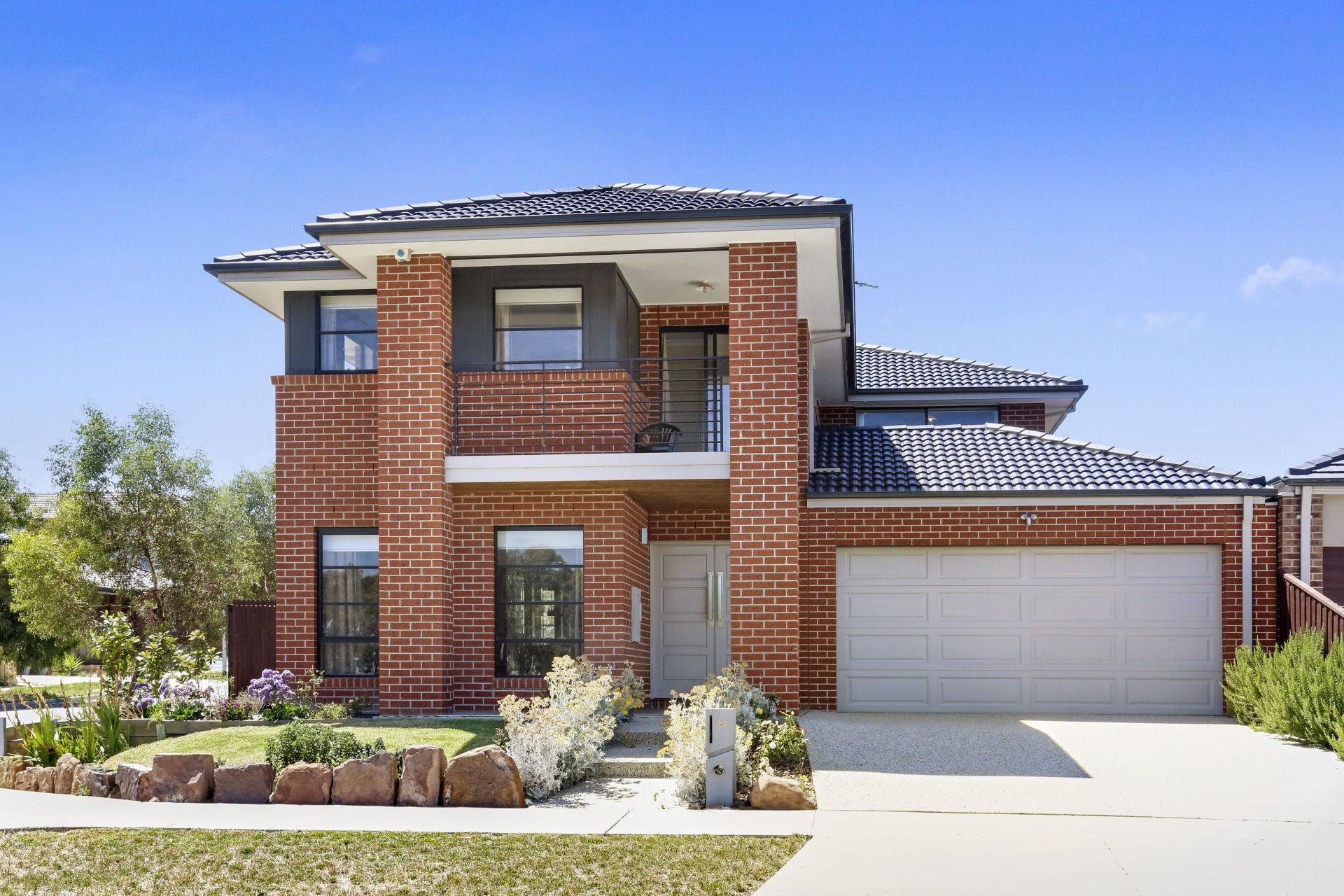LUXURY LIVING !!!  ***GARDENER INCLUDED***
