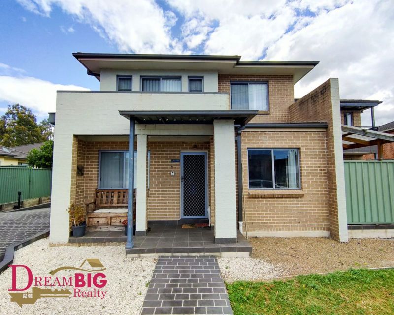 Walking Distance to Girraween High school !