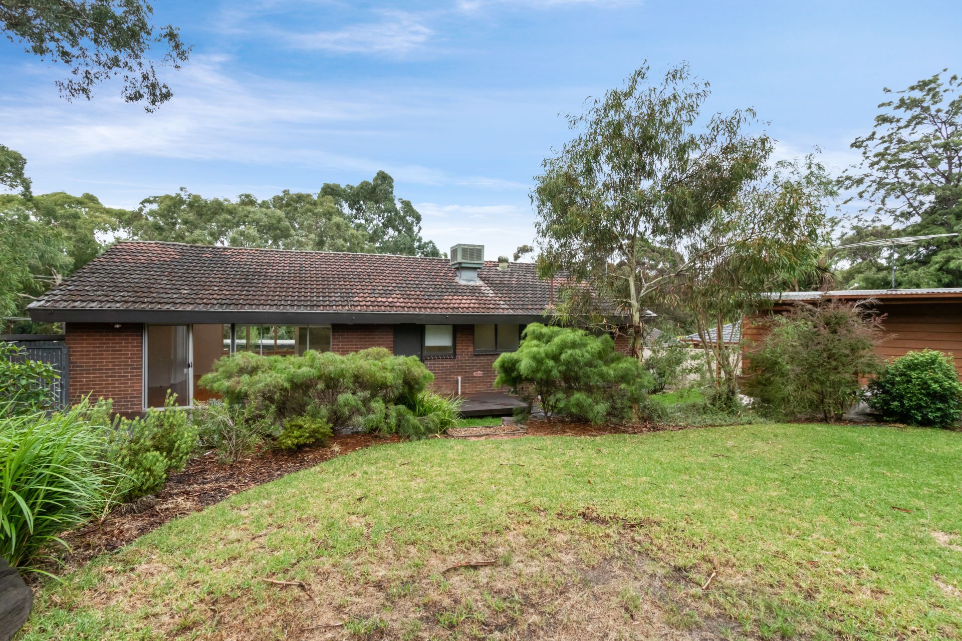 Stunning Renovated 3-Bedroom House with Bungalow in Montmorency