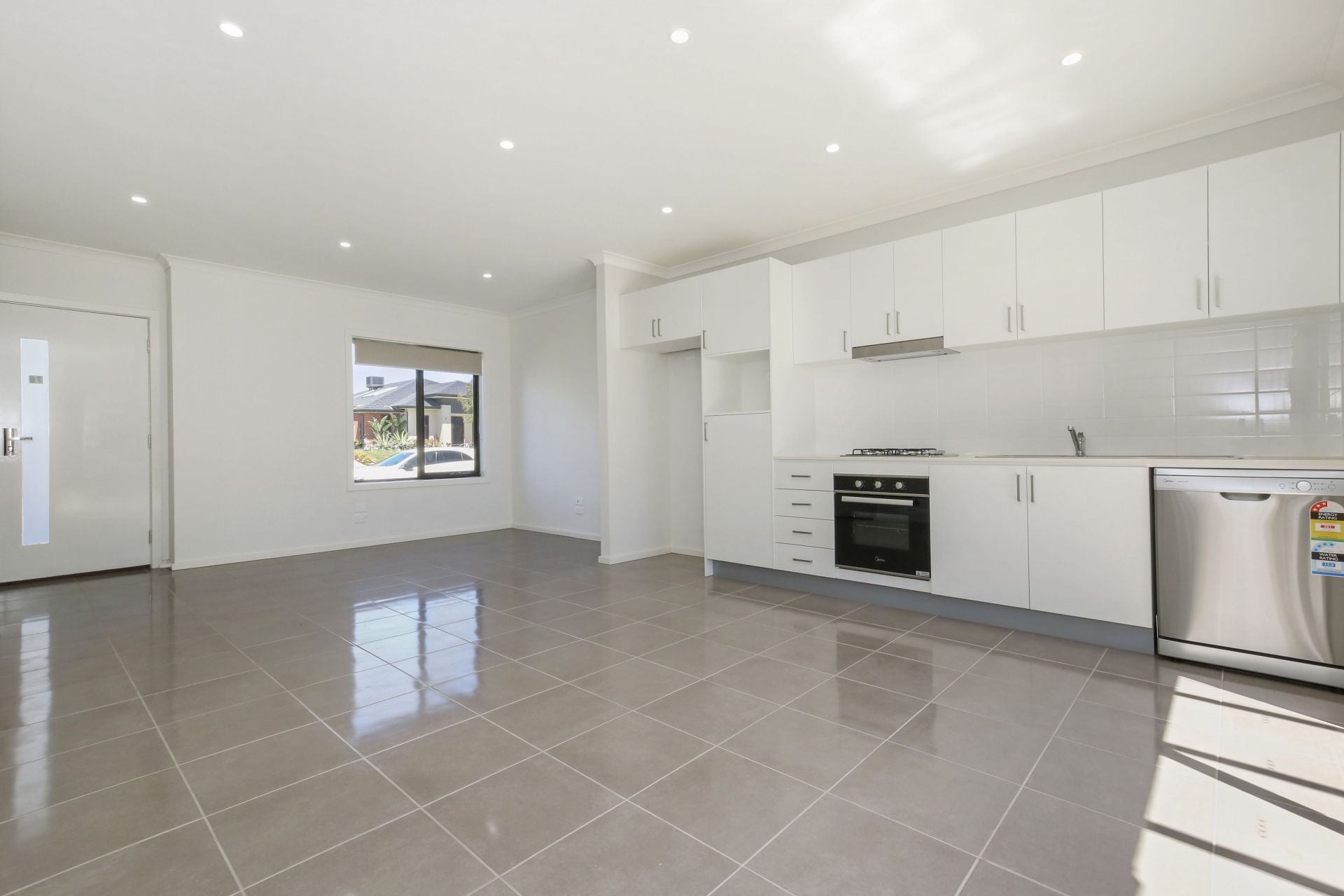 MODERN TOWNHOUSE IN PRME LOCATION