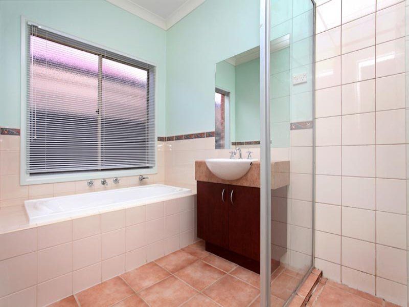 15 Dobell Crescent, Caroline Springs - Thumbnail 4