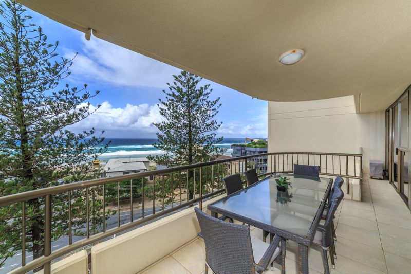 Mesmerising Main Beach – Large Apartment With Exquisite Views 