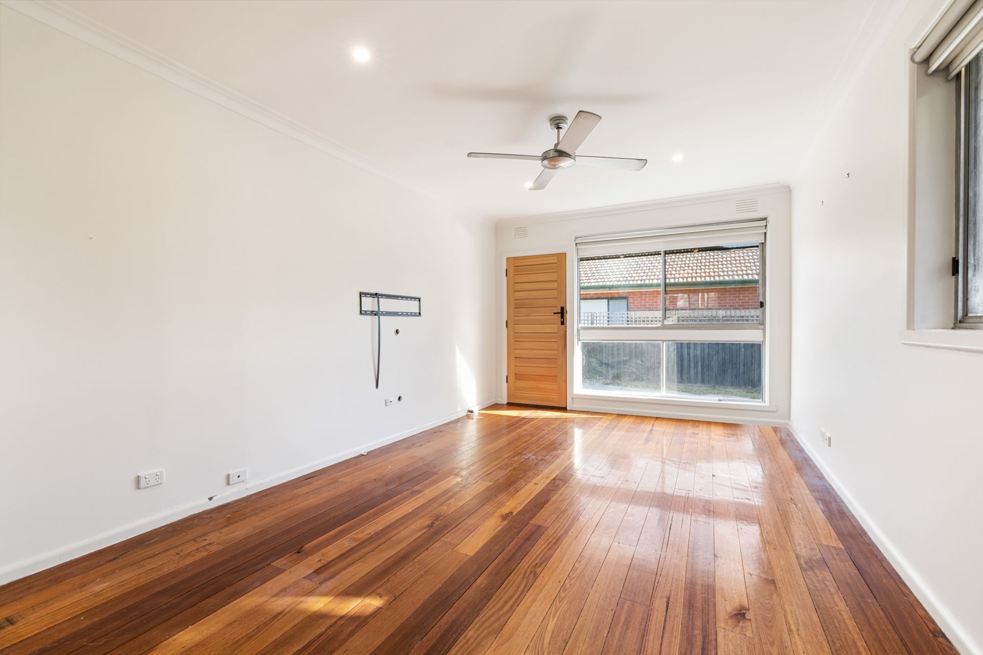 Stylish Unit with Expansive Courtyard Retreat