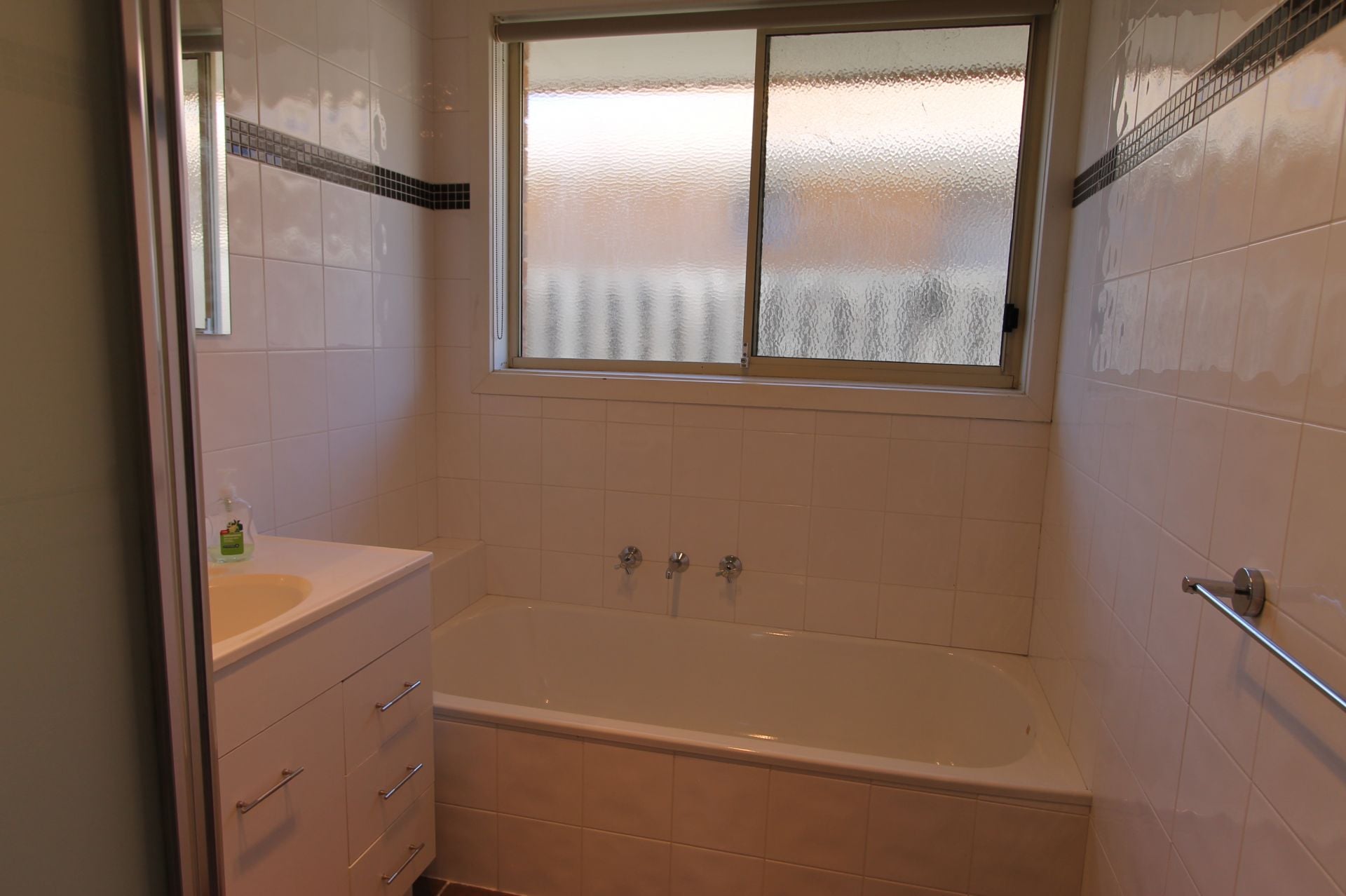 Low Maintenance Unit & Centrally Located!