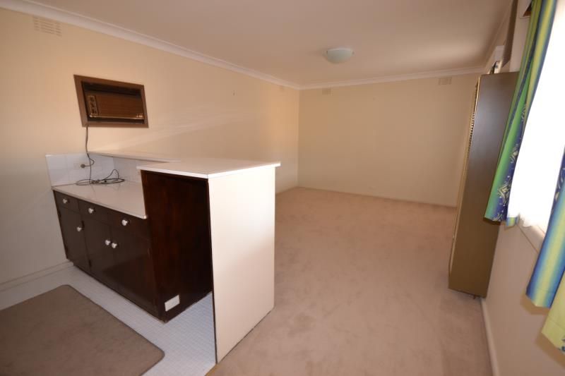 EXTRA LARGE WITHIN WALKING DISTANCE TO PLENTY ROAD SHOPS AND TRAM