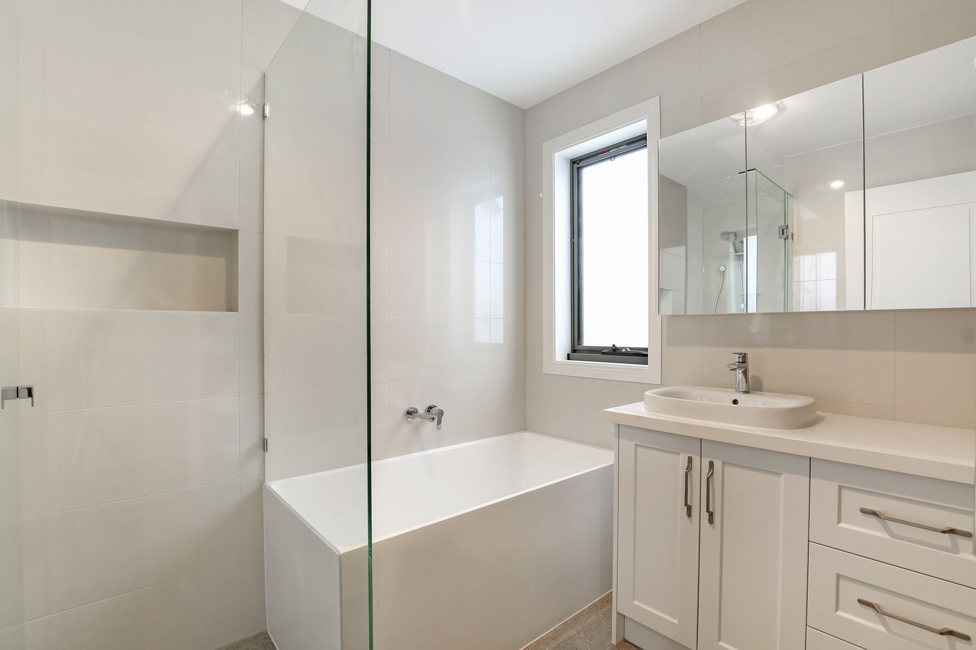 **APPLICATION APPROVED - 11/01/2022**Executive Family Luxury Living in Ivanhoe**