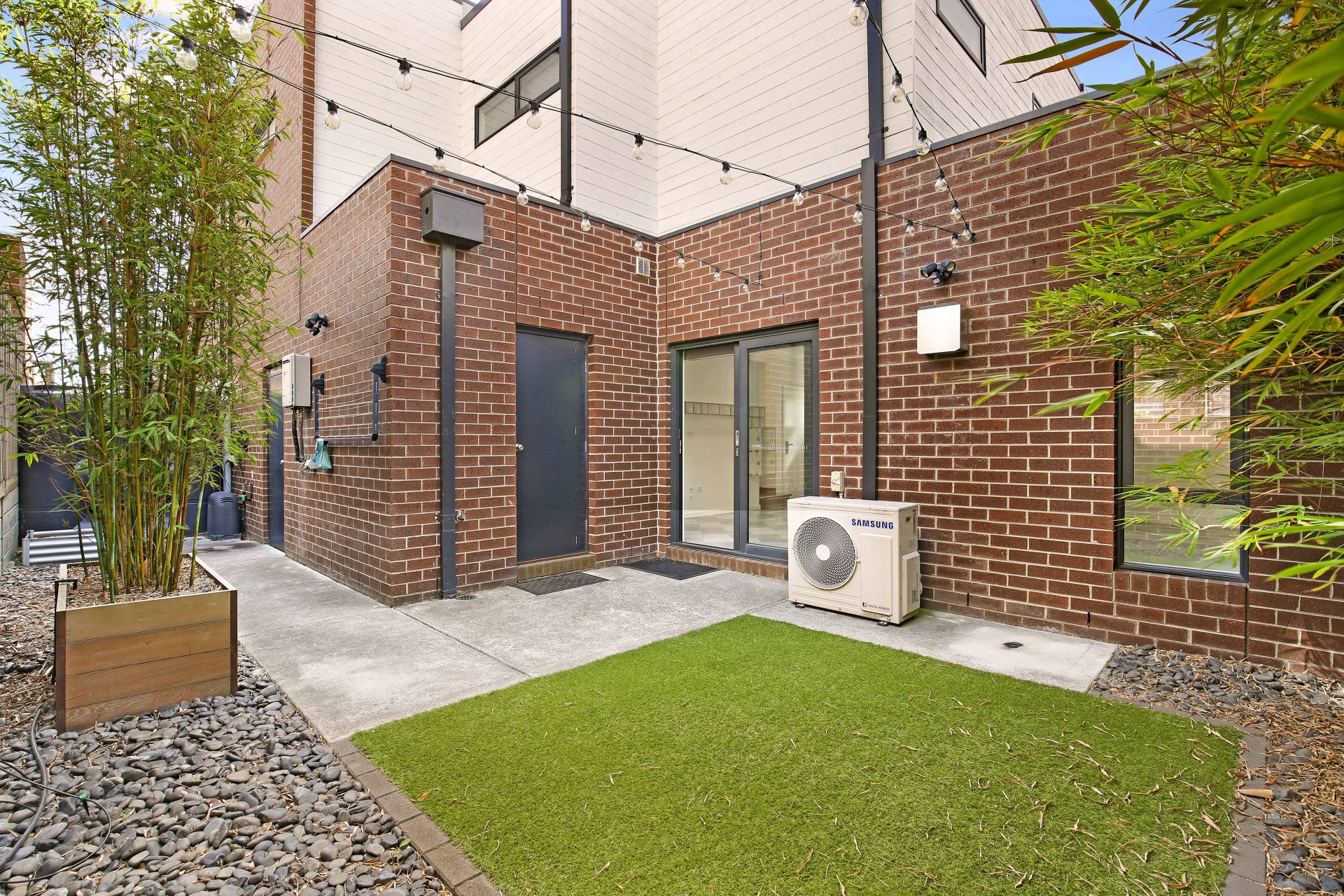 Lovely Townhouse in Convenient Location!