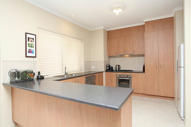 10 Gairdners Pass, Caroline Springs - Thumbnail 3